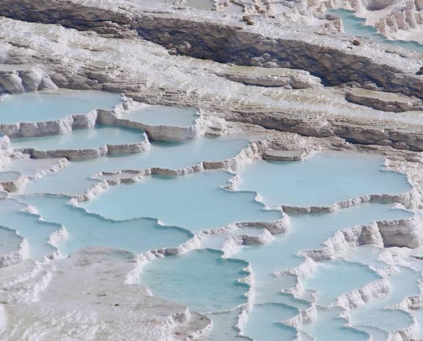 Pamukkale, el pueblo turco que sorprende con sus terrazas y aguas termales