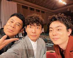 gen hoshino 星野源 on instagram 両隣が大好きな人 第43回日本アカデミー賞授賞式にて 歴史ある話題賞俳優部門を受賞しました 投票してくださった皆様 引っ越し大名 関係者の皆様 本当にありがとうございました 岡村隆史 星野源 菅田将暉 引っ越し大名