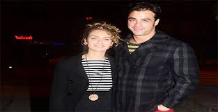 Yeniköy sahilde sevgilisi ile el ele yürüyen 35 yaşındaki birce akalay, instagram hesabından yayınladığı frikik pozuyla adından söz ettirirken bu kez de yeni sevgilisi ile gündem oldu. Birce Akalay Sevgilisi Esi Kim Kiminle Evli Sevgilisi Kim