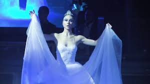 W tej fryzurze jest nie do poznania. Ida Nowakowska Koi Experience Opening Show Youtube