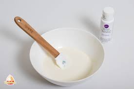 Wenn ich weiße schokolade, also kuvertüre, schmilzen lasse und die dann mit gelber lebensmittelfarbe vermische, färbt sie sich dann gelb? Schoko Drip Rezept Fur Bunte Drip Cake Torte Vanilletanz