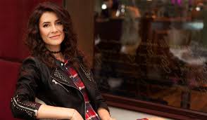 Iuliana tudor (born 16 june 1977) is a romanian entertainer, journalist and television presenter of folkloric television shows. Iuliana Tudor Folclorul Este Una Dintre EsenÈ›ele Romaniei Care UneÈ™te È™i BucurÄƒ Intotdeauna The Grand Avenue