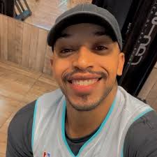 Começa a namorar Lamine quando ele tem 4 anos