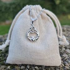 Collier Claddagh moderne