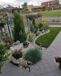 Nah, jika anda ingin mentransformasi halaman rumah anda menjadi sebuah taman minimalis sekaligus air terjun, tentu anda dapat mewujudkannya dengan mudah. Gambar Taman Bunga Rumah Minimalis