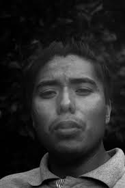 넥타이를 맨 남자의 흑백 사진 사진