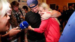 She won the silver in the 50 free behind sarah sjostrom and anchored denmark's 4×. Rorende Video Her Genser Pernille Blume Sin Mor Og Bror Efter Ol Guldet Bt Ol Www Bt Dk