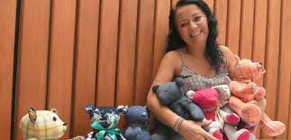 Translation bolivianerin from german into english by promt, grammar, pronunciation, transcription, translation examples, online translator and promt.one dictionary for english, russian, german. Bolivianerin Verwandelt Kleidung Von Verstorbenen In Kuscheltiere Latinapress Nachrichten