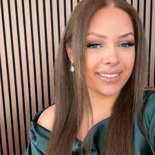 Starting out cleaner here! ✨ One of the main tasks asked at almost all jobs  I've had is wall cleaning!!!! What is the quickest & most efficient way  you're cleaning the walls