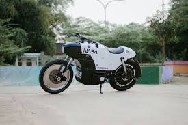 Sebenarnya, pola pikir untuk mengganti lampu utama sepeda motor ini sudah lama sekali. Wujud Honda Supra X Kalau Jadi Pesawat Ulang Alik Nasa
