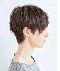 Menggunakan potongan rambut klasik dan bersih akan menambah karisma pemilik wajah kotak ini. 30 Trend Potongan Rambut Pendek Wanita 2019 Yang Bisa Kamu Coba Seruni Id