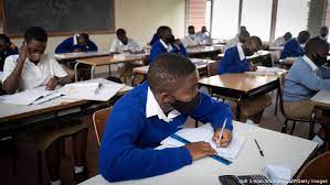 L'école est placée sous la tutelle du ministère de l'enseignement supérieur et de la recherche scientifique. L Impact De La Covid 19 Sur La Scolarisation En Afrique Afrique Dw 19 12 2020