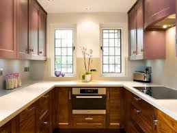 Kitchen set yang pas adalah yang mempunyai lemari atas dengan kaca. Meja Dapur Bentuk U Dekorasi Rumah