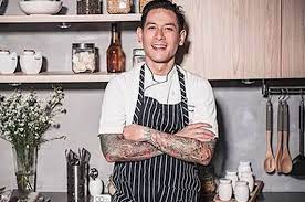 Penampilan chef juna saat pemotretan di rumah bikin pangling, dipuji mirip aktor korea ini. Chef Juna Photos Facebook