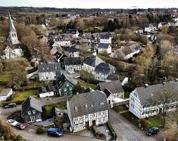 „den rundgang machen wir mit 60, sagt p. Gruiten Ist Eine Dorf Idylle Im Bergischen
