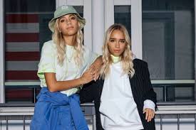 Together with warner music we'll bring you one new video each week. Lisa Lena Die Teenie Zwillinge Mit Millionen Fans Mode Kosmetik Derstandard De Lifestyle