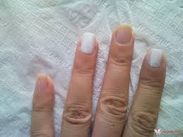 Sunt anumite afectiuni care influenteaza sanatatea unghiilor si pot duce la aparitia de puncte albe. Model De Unghii Cu Benzi Decorative Addicted To Butterflies