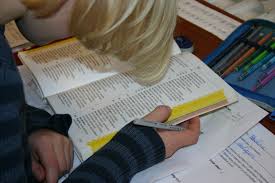 Das wörterbuch der sprachlichen zweifelsfälle. Beate Lessmann Nachschlagen Im Worterbuch Oder Duden