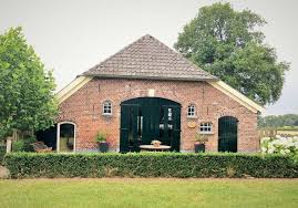 gehele woning appartement in eefde nederland middenin de weilanden en bosschages ligt monumentaal buitenverbl bed en breakfast boerderij buitenkant huisstijl