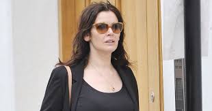Nigella lawson removes wedding ring after husband's alleged assault. Nigella Lawson Spotted Without Wedding Ring Daily Star