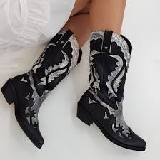 Grazie ad un'attenta selezione delle migliori proposte italiane e internazionali, lo shop online divo boutique è un vero e proprio punto di riferimento per chi ama la moda. Stivali Donna Lia Diva Pelle Nero E Anaconda Bianco Oldwest1 Gallery 22 Formia Abbigliamento Uomo Donna Alexsis Xciv Msm Studio