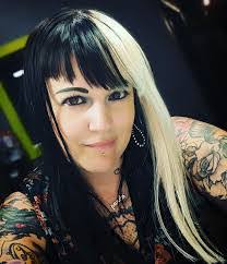 Amanda Linton's Instagram, Twitter & Facebook