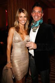 D'abord chanteur et musicien, ce sont finalement les plateaux de tournage qui ont raison du jeune homme. Lori Loughlin Says Everyone Wishes She Had Married Her Former Full House Costar John Stamos Closer Weekly Lori Loughlin Lori Full House