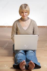Wenn dir das taugt, dann schreibe mir. Barfuss Junge Studentin Arbeitet An Ihrem Computer Lizenzfreie Fotos Bilder Und Stock Fotografie Image 11029412