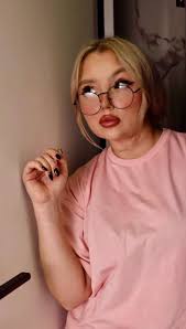 Hi thank you so much for the Ad! can anyone find my doppelgänger please?  Laura 36 born December 🥰