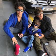 Shahrukh khan son abram khan call him shaguu. Shah Rukh Khan Poses With Sons Aryan Khan And Abram Khan In This Throwback Pic Btown Next