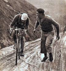 Noticias, corredores, equipos y clasificaciones de la competición reina del ciclismo. Subiendo El Alto Del Aubisque Tour De Francia De 1932 Cycling Race Cycling Pictures Cycling Art