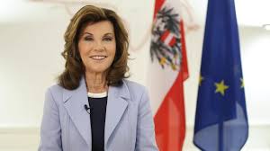 Brigitte bierlein wurde 1990 erste generalanwältin der österreichischen generalprokuratur (der höchsten staatsanwaltschaft der republik) und deren vizeleiterin, 2001 die. Video Bierlein Verabschiedet Sich Als Bundeskanzlerin Dolomitenstadt At