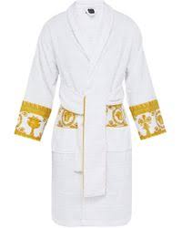 Ce modèle féminin arbore l'imprimé trésor de la mer emblématique, un motif traditionnel qui célèbre la nature et l'harmonie avec les éléments. Robe Versace Prix 43d1b2