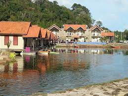 Di sekitar kawasan pantai indah dengan pasir yang putih ini terdapat banyak tapak perkhemahan dan chalet yang. Penyabong Warisan Resort Mersing Viral Media Johor Facebook