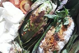 Nasi bakar ikan tongkol pertama, bersihkan ikan tongkol, lumuri dengan jeruk nipis dan garam selama 5 menit. Resep Membuat Nasi Bakar Tongkol Suwir Pedas Siap Siap Ketagihan