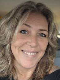 Thanks everyone... I'm 52 and feeling good 💪 And to all of you... HAPPY  NEW YEAR 🎇 Hi everyone... I'm curious to find out how old you all think I  am