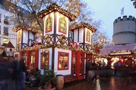 Aufgrund des coronavirus ist es nicht sicher, ob in diesem jahr alle weihnachtsmärkte stattfinden werden. Nikolausdorf Auf Dem Rudolfplatz In Koln