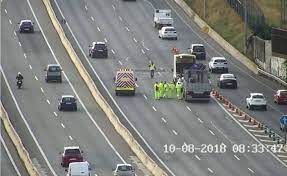 Un socavón que se ha producido en el carril central de la a6, en el kilómetro 16 (las rozas), ha provocado el corte de esta carretera en sentido madrid y el desvío del tráfico hacia la vía de servicio. Un Socavon Obliga A Cortar La A6 En Hora Punta En Sentido Madrid Madrid El Pais