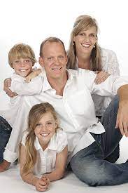 Studio Family Portraits Google Search Familie Foto Familien Fotoshooting Familien Portrat Posieren