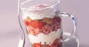 Trifle Fraise Rhubarbe Au Chocolat Blanc Recette Recette Dessert Rhubarbe Fraise Rhubarbe