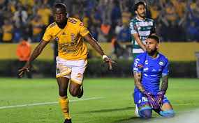 Guzmán, juninho, ayala, torres, carioca, dueñas, aquino, gignac, vargas, valencia, damm. Tigres Vencio 3 0 A Santos Laguna Y Tiene Medio Boleto Para La Final De La Concachampions Honduras Soccer