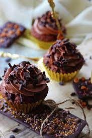 Im anschluss die fertigen cupcakes auf einem kuchenrost völlig abkühlen lassen (20 minuten). Rezept Schoko Cupcakes Mit Schoko Frischkase Frosting Cutiekulla