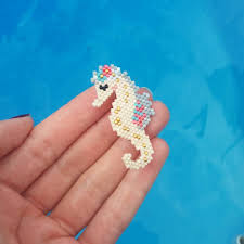 Hello Voici Mon Petit Hippocampe Realise Inspire De Celui De Lili Azalee Il Vous Plait C Beaded Jewelry Patterns Perler Beads Designs Miyuki Beads Pattern
