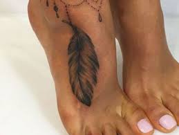 Très féminin, avec un petit côté sensuel, le tattoo sur la cheville se cache aussi facilement qu'il peut se dévoiler pour mettre en valeur cette zone du corps. Tatouage Cheville 50 Modeles Pour Magnifier Vos Jambes Doctissimo