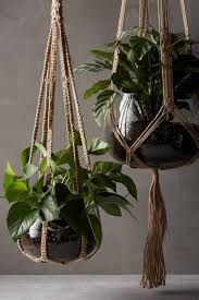Tendance Les Suspensions En Macrame Roselia Garden Pots De Fleurs Suspendus Fleurs Suspendues Supports Pour Plantes En Macrame