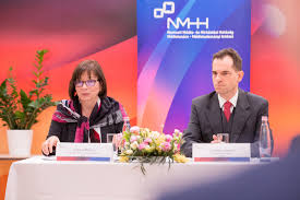 A tárgyból kifolyólag néha nehéz követni, de jó előadó. Negyedjere Dijazta A Kozeljovo Szakembereit Az Nmhh Mediatudomanyi Intezete Nemzeti Media Es Hirkozlesi Hatosag