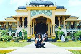 Karena alasan dan pertimbangan tertentu pemerintah malaysia memutuskan untuk memindahkan istana lama tersebut ke istana yang baru. Harga Tiket Masuk Dan Lokasi Istana Maimun Medan Sumatera Utara