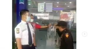 Alamat email yang bagus untuk melamar kerja cukup sertakan nama sendiri. Tidak Mudah Ini Syarat Memakai Seragam Baru Satpam Mirip Polisi Suara Sulsel
