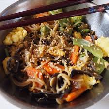 Nouilles Sautees Carottes Haricots Plats œufs Brouilles Champignons Chinois Sauce Soja Graines D Idee Repas Vegetarien Cuisine Asiatique Repas Vegetarien