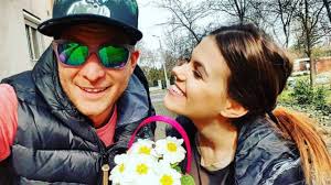 Az énekesnő és a műsorvezető párja közel nyolc éve alkot egy párt. Uj Erkezik Speical Ajanlat Uj Stilusok Csobot Adel Szemuveg Anyaliddiard Com